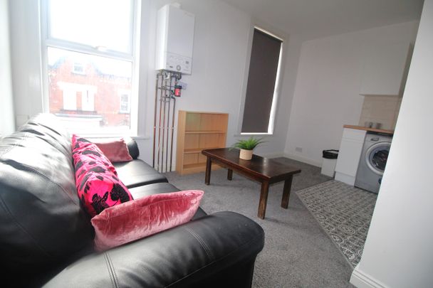 Flat 2, 23 Clarendon Place, LS2 9JN, Leeds - Photo 1