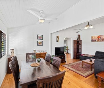 HI-SET MODERN QUEENSLANDER IN SOUGHT AFTER STRATFORD! (FURNISHED) - Photo 2