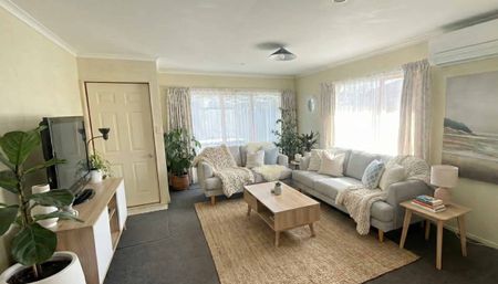 Sunny brick home - Photo 2