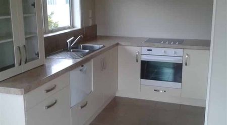 Central Three Bedroom Home - Photo 4