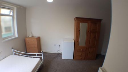 1 bedroom in a house share to rent - Photo 4