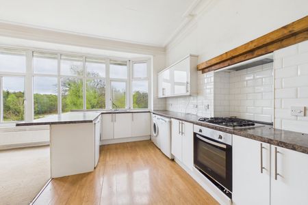 2 bedroom Flat in Lake House, Bagshot - Photo 3