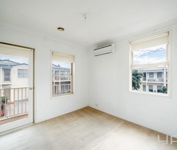 Townhouse Living in a Prime Point Cook Location - Photo 2