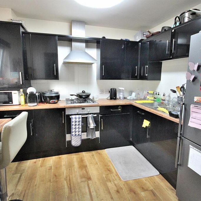 4 bedroom flat to rent - Photo 1