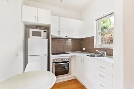 Bright Studio Apartment in Leafy South Yarra - Photo 3