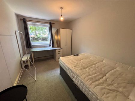 3 bedroom flat to rent - Photo 4