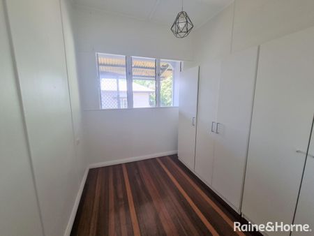 Charming & Spacious Home in a Highly Sought-After Toowong Location - Photo 3