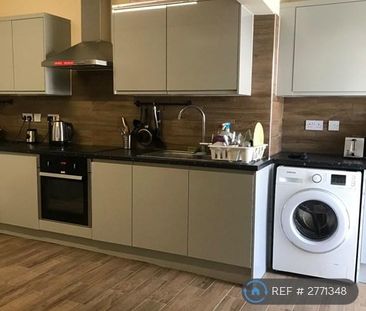 6 bedroom semi-detached house to rent - Photo 4