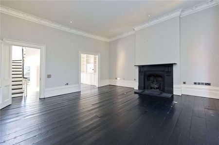 Beautiful Victorian townhouse overlooking a communal garden square - Photo 4