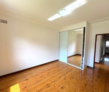 Solid Bick Home - 4 Bedrooms - Photo 5