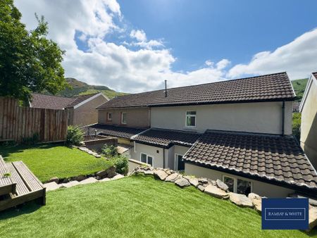 3 bedroom semi-detached house to rent - Photo 2