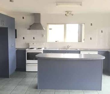 4 Bedroom and 3 Bathroom House For Rent in Papakura - Photo 5