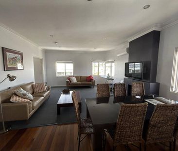 '94 FITZROY' - LARGE, FULLY FURNISHED GRAND 3 BEDROOM APARTMENT - Photo 1