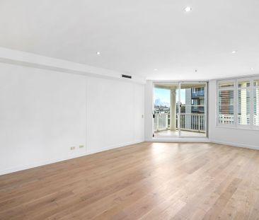 Sunlit Harbourside Apartment in an Exclusive Pyrmont Setting - Photo 1