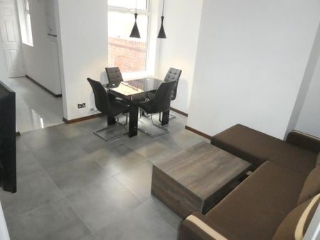 4 bedroom terraced house to rent - Photo 3