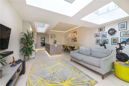 Timeless period house, brilliantly re-imagined, designed and finished. - Photo 2