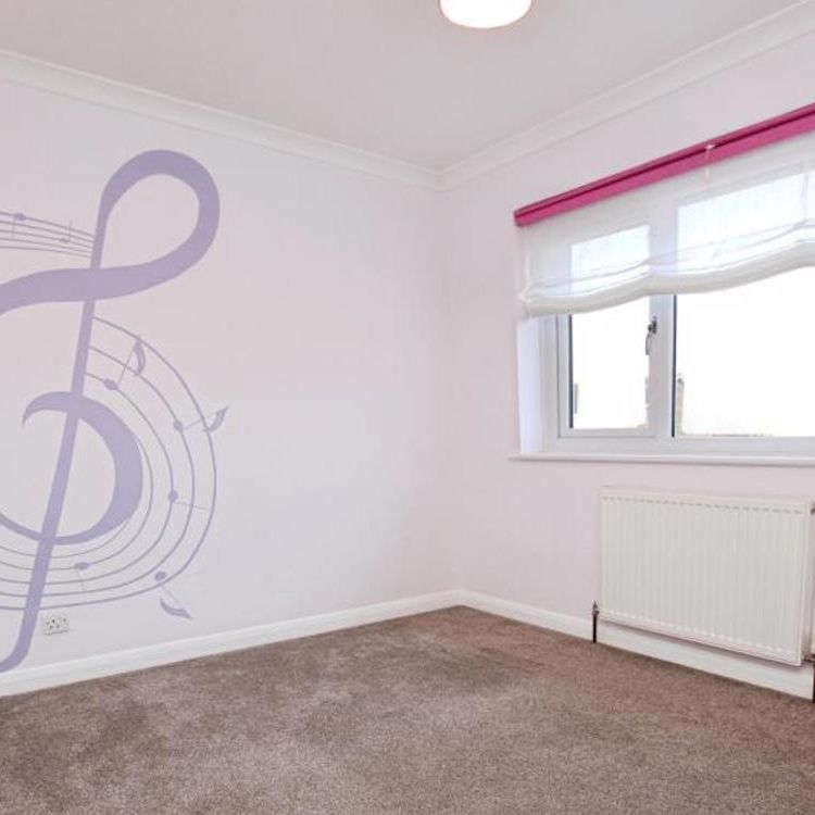 A beautifully renovated 3 bedroom home offered to the market unfurnished and available in February 2026 - Photo 1