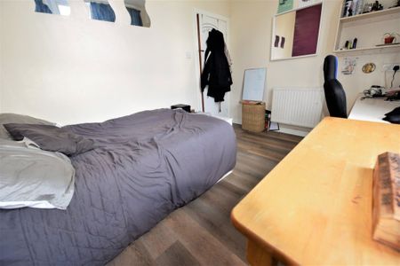 3 bedroom Flat in Hollybank, Leeds - Photo 5