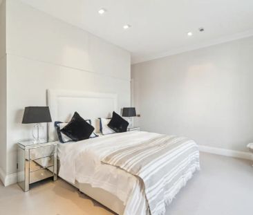 3 bedroom flat in London - Photo 6