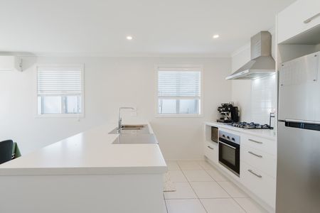 Modern and bright 3-bedroom, 2-bathroom home available for rent in sought-after Rototuna, Hamilton Just a short walk to top-rated schools, Rototuna Shopping Centre, New World supermarket, and Garden Fresh Asian grocery. - Photo 3