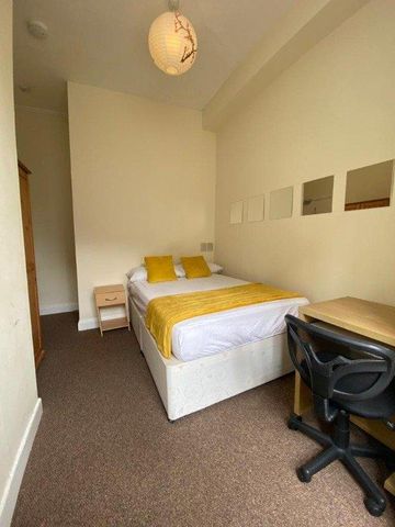4 bedroom flat to rent - Photo 3
