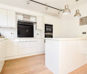 Well presented 2 bedroom penthouse apartment situated within walkin... - Photo 2