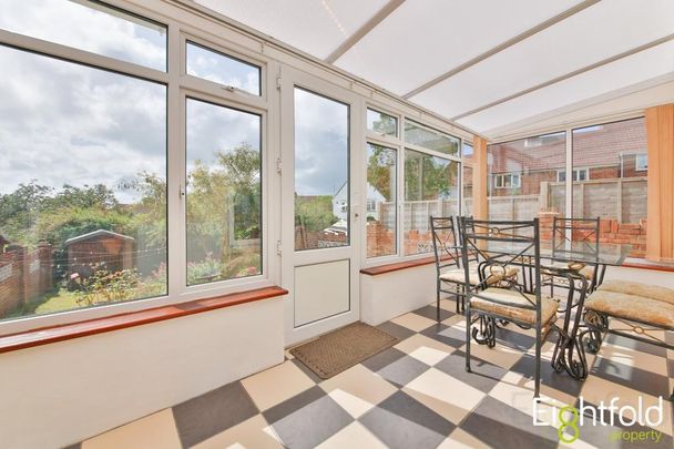 4 bedroom end of terrace house to rent - Photo 1