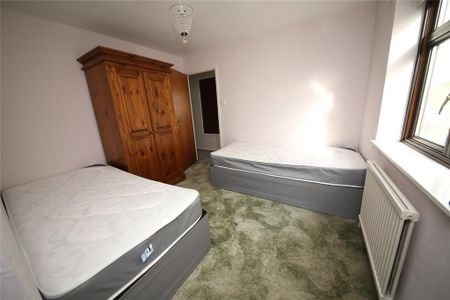 4 bedroom semi-detached house to rent - Photo 3