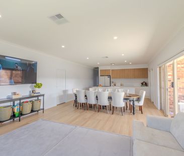 Stunning 3 Bedroom Home - Photo 4