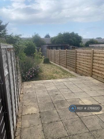 1 bedroom in a house share to rent - Photo 2