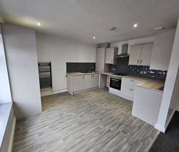 2 bed Flat To Let - Photo 5
