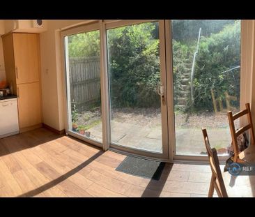 5 bedroom end of terrace house to rent - Photo 2