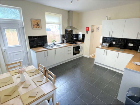 1 bedroom in a house share to rent - Photo 4