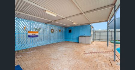 Spacious Family Home Opposite the Kalgoorlie Racecourse - Photo 4