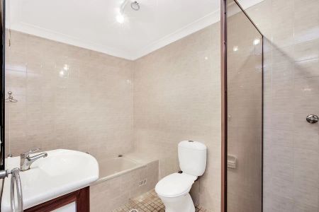 SPACIOUS 2 BEDROOM GARDEN APARTMENT WITH PRIVATE ENTRANCE & SECURE PARKING - Photo 5