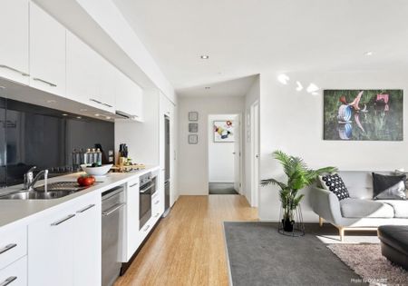 A sunny, 3 bedroom apartment on College St overlooking Wellington's Western hills - Photo 5