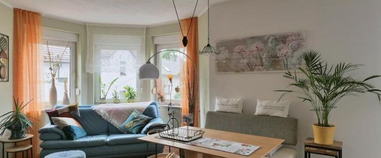 (EF0910_M) Zwickau: Wilkau-Haßlau, neu möbliertes 2-Zimmer-Apartment mit Balkon, sep. Eingang, WLAN und PKW-Stellplatz - Foto 1