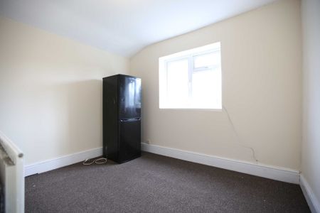 Price £1,700 pcm - Available Now - Unfurnished - Photo 3