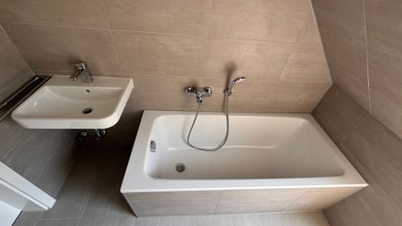 *** Gemütliche Single-Wohnung im Dachgeschoss! *** - Photo 2