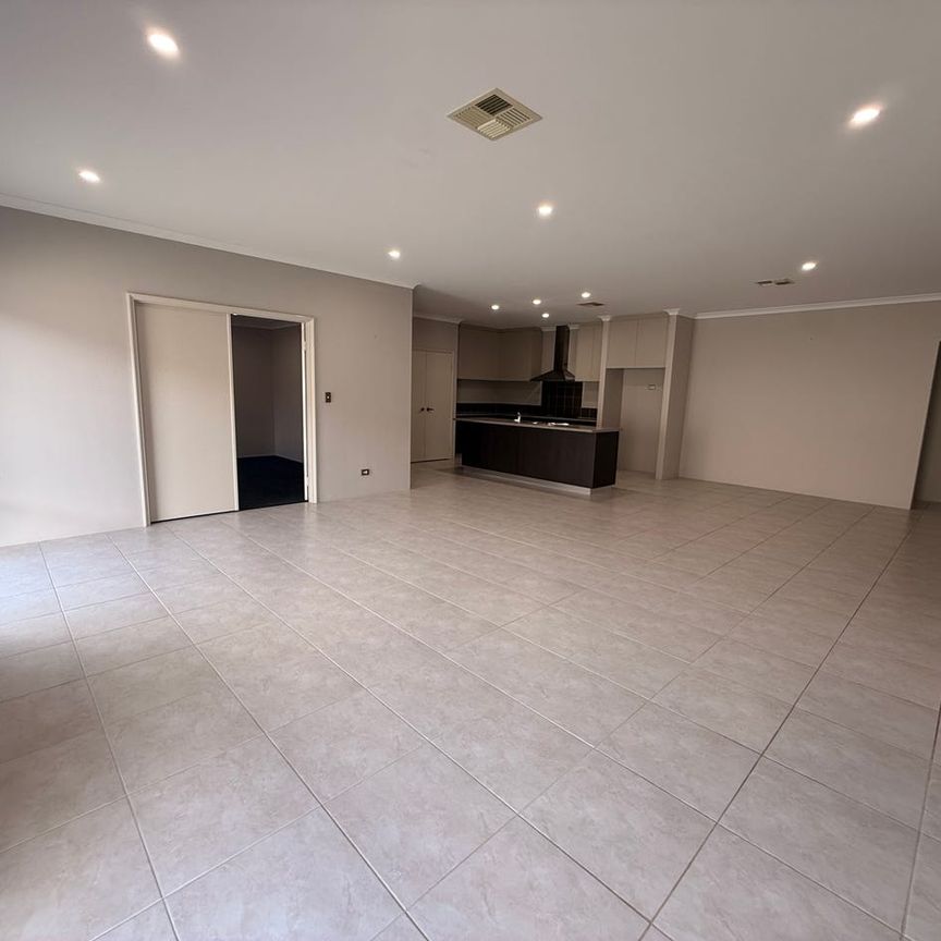 Spacious Coastal Family Living with Side Access - Just 800m to Melros Beach - Photo 1