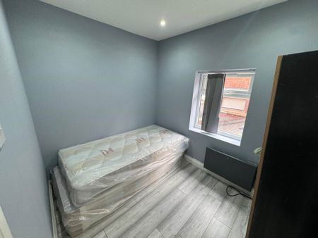 Price £1,350 pcm - Available Now - Unfurnished - Photo 3