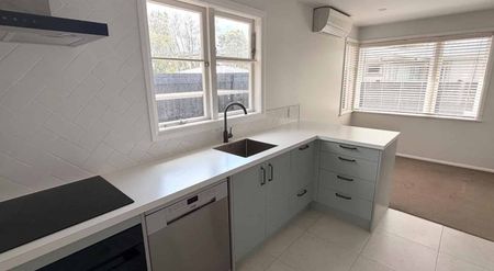 Charming three bedroom home in a quiet cul-de-sac - Photo 3