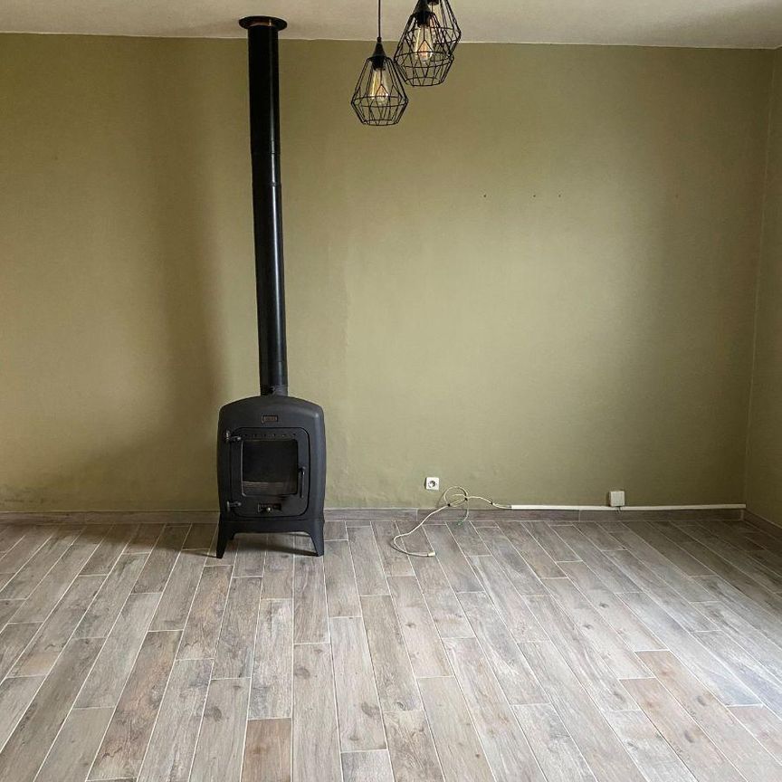 Une maison comprenant : Rdc ; salon séjour avec feu à bois, cuisine aménagée Salle de bain a... - Photo 1