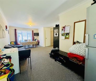 Jubilee Close, Pinner - Photo 3
