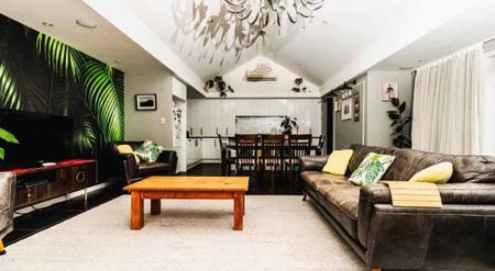 Family home in Hillpark - Photo 2