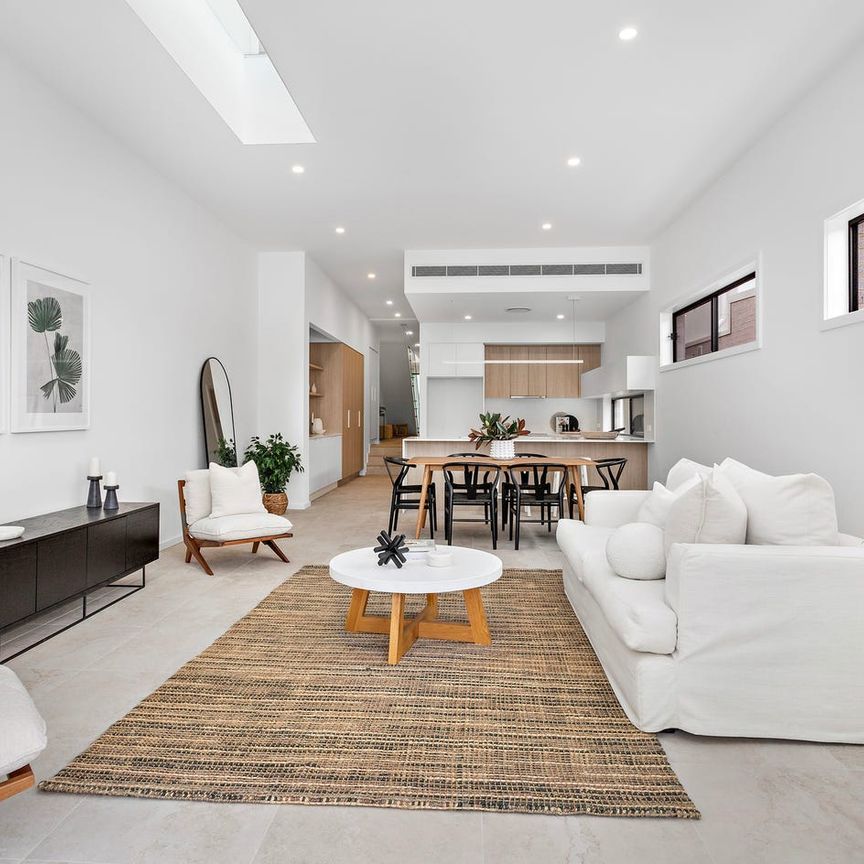 Spacious Elegant Home - Photo 1