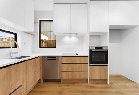 Modern 3-Bedroom Home in heart of Westgate - Photo 3