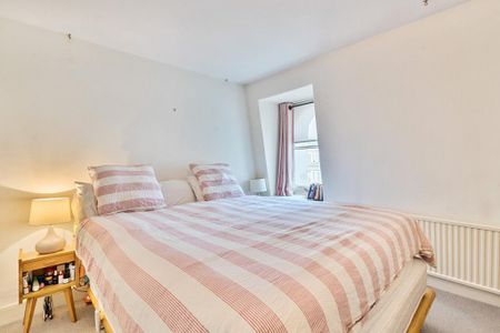 3 bedroom flat to rent - Photo 4