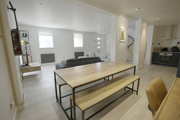 3 Bed Semi-Detached House, Burnt Ash Hill, SE12 - Photo 1