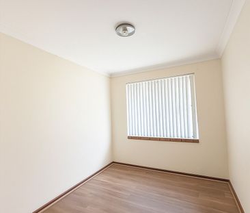 "Freshly Updated Villa with New Floors, Blinds & Air Con Comfort" - Photo 2